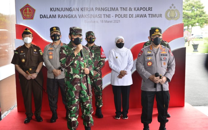 Panglima TNI Marsekal Hadi Tjahjanto bersama Kapolri Jenderal Polisi Listyo Sigit Prabowo Di Mapolda Jawa Timur, Panglima dan Kapolri melihat pelaksaan vaksin 2.101 personel TNI-Polri