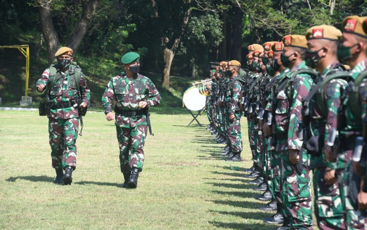 Pangdam IV/Diponegoro Mayjen TNI Rudianto memimpin upacara penerimaan  Satgas Yonarmed 3/105 Tarik dari tugas operasi Pamtas RI-RDTL di NTT  TA 2020 di Markas Batalyon Armed-3/105 Tarik, Jl. Pelda Sibarani, Sambung, Magelang. Jum’at (19/3/2021).