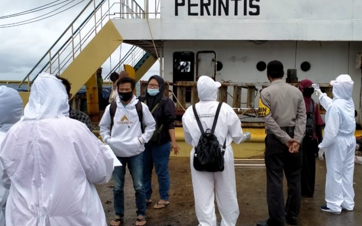 Bhabinkamtibmas Polsek Enggano Periksa Penumpang Kapal Dari Bengkulu 