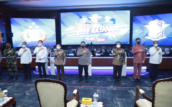 Kapolri Jenderal Listyo Sigit Prabowo meresmikan launching tilang elektronik atau Elektronic Traffic law enforcement (Etle) nasional tahap 1. Dalam launching tahap 1 ini, ada 12 Polda dengan 244 kamera tilang elektronik yang bakal dioperasikan mulai hari ini.