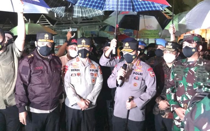 Kapolri Jenderal Listyo Sigit Prabowo bersama Panglima TNI Marsekal Hadi Tjahjanto meninjau lokasi bom bunuh diri di depan Gereja Katedral Makassar, Sulawesi Selatan pada Minggu (28/3/2021).