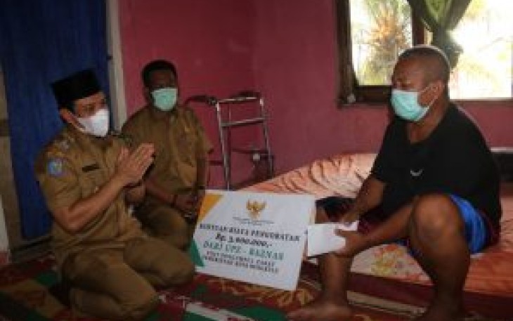 Wakil Walikota Dedy Wahyudi Saat Memberikan Bantuan