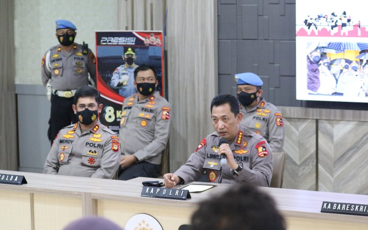 Polri melalui tim Detasemen Khusus (Densus) 88 bergerak cepat usai peristiwa bom bunuh diri di depan Gereja Katedral, Makassar, Sulawesi Selatan, Minggu (28/3). 