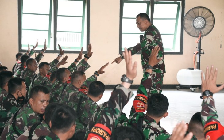 Pangdam IV/Diponegoro Mayjen TNI Rudianto meninjau Batalyon Infanteri Raider 408/Suhbrastha saat melaksanakan kegiatan Latihan Taktis tingkat Kompi di daerah latihan Plempungan Kabupaten Magelang, Senin (29/3/2021).
