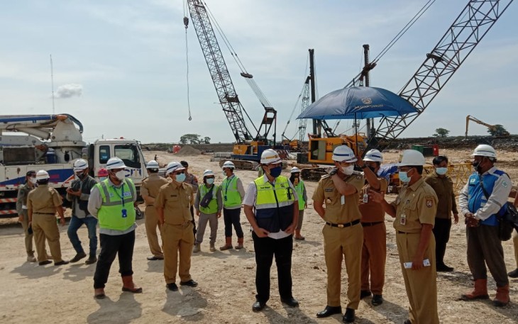 Bupati Kendal, Dico M Ganinduto, hari ini meninjau pekerjaan pembangunan bendungan karet Sungai Blorong, Desa Turunrejo, di Brangsong, Kendal, Senin (29/3/2021).