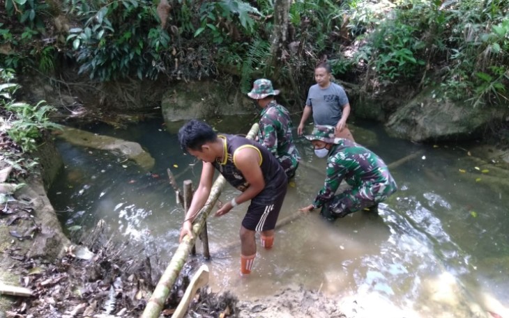 Satgas  Pamtas Yonif 407/PK bersama masyarakat gotong-royong melaksanakan karya bakti pembersihan saluran sumber air bersih yang berada di Bukit Melapi Desa Langau, Kec. Puring Kencana, Kab. Kapuas Hulu, Kalimantan Barat. Senin (22/03/21).