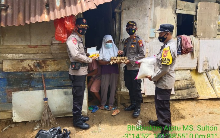 Polsek Putri Hijau Berbagi Pada Masyarakat
