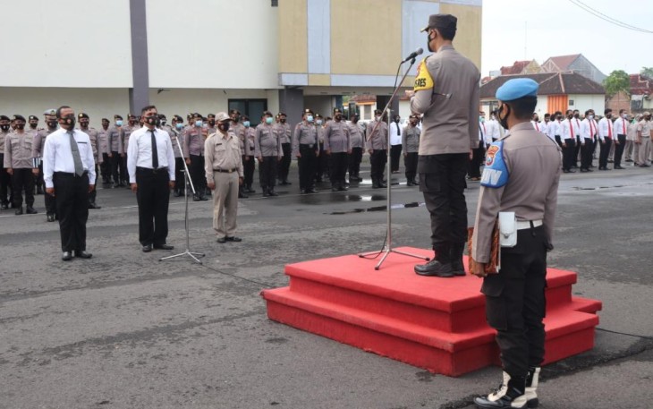Kapolres Tulungagung Beri Penghargaan Kepada 7 Anggota Polisi Berprestasi