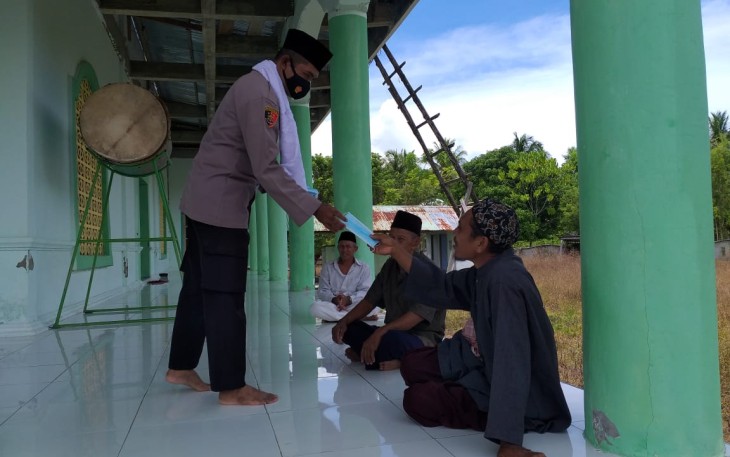 Polsek Seram Barat Bagikan Masker ke Jamaah Shalat Jumat 