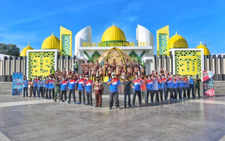 Peringatan ke-75 Hari TNI AU Lanud RHF dan Saka Pramuka se-Tanjung Pinang Bersihkan Taman Gurindam