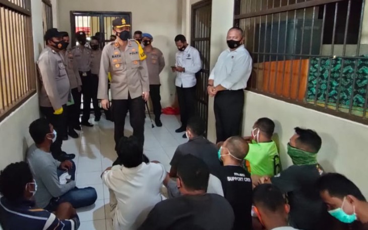 Kapolres SBB AKBP Bayu Tarida Butar Butar Ajak Tahanan Muslim dan Kristen Rutin Jalankan Ibadah 
