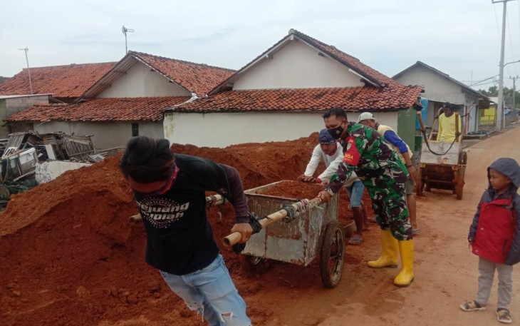 Gotong Royong Membangun Jalan