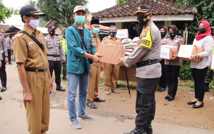 Kapolres Pringsewu AKBP Hamid Andri Soemantri SIK Berikan Bantuan Tiga Desa Terdampak Musibah Angin Puting Beliung