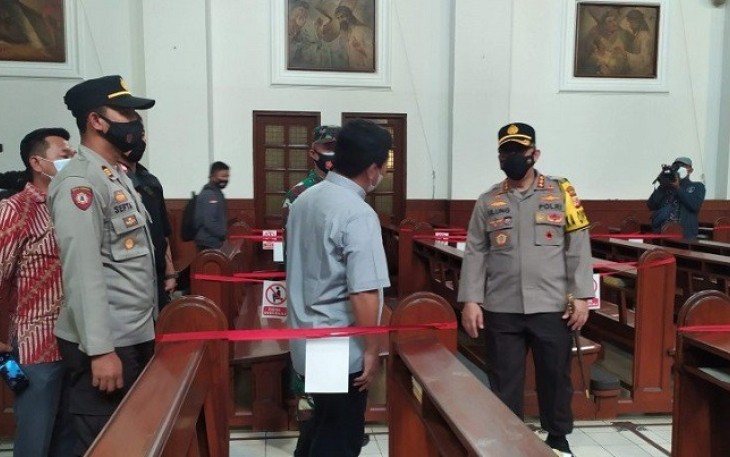 Kabid Humas Polda Jabar Kombes Pol Erdi Saat Meninjau Lokasi Salah Satu Gereja 