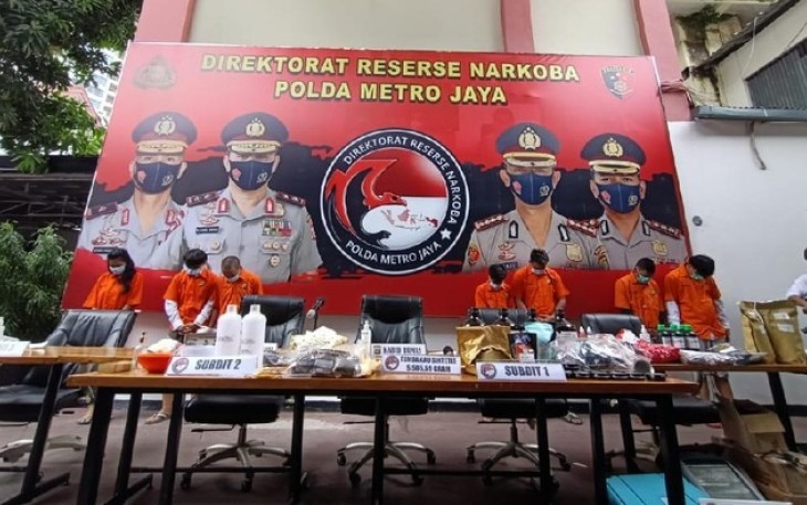 Polda Metro Jaya Berhasil Ungkap Pabrik Ganja Sintetis di Apartemen