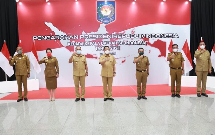 Walikota Bitung Maurits Mantiri Kedua Samping Kanan Saat foto Bersama Usai Mengikuti Arahan Presiden Jokowi