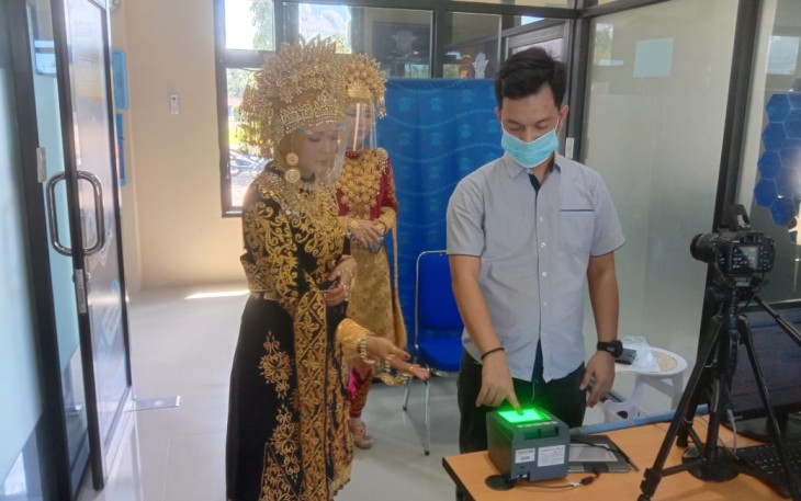 Polwan di Aceh Singkil Layani Pembuatan SIM Pakai Pakaian Adat