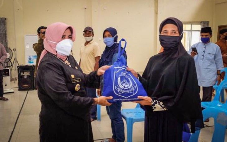 Walikota Tanjung Pinang Serahkan 12911 Paket Sembako Untuk Masyarakat 