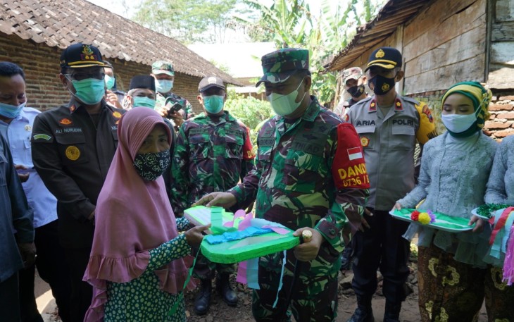 Komandan Kodim 0736/Batang Letkol Arh Yan Eka Putra menyerahkan secara simbolis kunci pembangunan RTLH atau Rumah Tinggal Layak Huni kepada Salbiyah (46), salah satu warga Dukuh Cendono Kidul, Desa Tembok, Kecamatan Limpung, Kabupaten Batang, Rabu (31/3/21).
