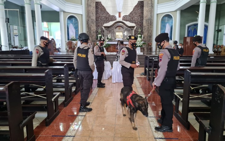 Polres Pekalongan Kota  menerjunkan personel untuk  Patroli dipimpin oleh Piket Pawas Polres Pekalongan Kota Akp Suparji di beberapa gereja yaitu Gereja Katolik Santo Petrus, GKPS, GKI dan Gereja Huria Kristen Batak Protestan, Kamis (1/4/2021).