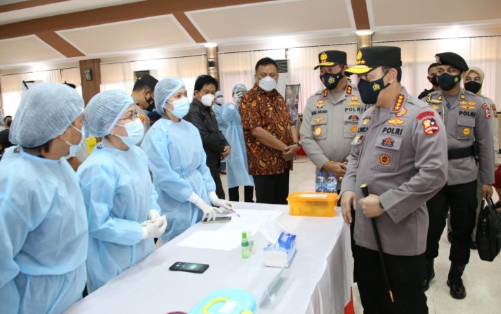 Kapolri Jenderal Polisi Listyo Sigit Prabowo meninjau vaksinasi massal COVID-19 di Mapolda Sulawesi Utara hari ini, Kamis, 1 April 2021. Vaksinasi ini diikuti personel Polri dan masyarakat sekitar.