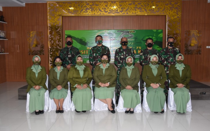 Ketua Persit KCK Koorcabrem 072 PD IV/Diponegoro Ny Christine Bintang menggelar acara syukuran Hari Ulang Tahun ke-75 Persit Kartika Chandra Kirana Secara Virtual yang bertempat di Ruang Manunggal Makorem 072/Pmk. Jl. Reksobayan No.4, Ngupasan, Gondomanan, Kota Yogyakarta. Selasa,(6/4/2021)