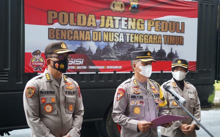 Polda Jawa Tengah berikan bantuan kemanusiaan untuk korban banjir di Nusa Tenggara Timur. Rencananya bantuan tersebut akan diberangkatkan dengan 1 trux box Brimob Polda Jateng dan diserahkan pada Polda Bali pada hari ini, Rabu (07/04/2021)