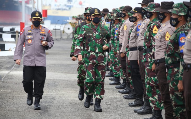 Kapolri Jenderal Polisi Listyo Sigit Prabowo bersama Panglima TNI Marsekal Hadi Tjahjanto membuka Latihan Integrasi Taruna Wreda (Latsitarda) ke-41 di Medan, Sumatera Utara, Rabu (7/4/2021).