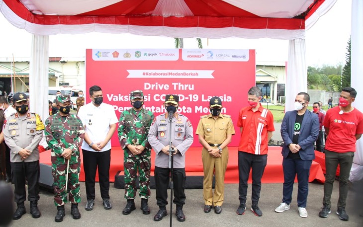 Panglima TNI Marsekal Hadi Tjahjanto dan Kapolri Jenderal Polisi Listyo Sigit Prabowo meninjau pelaksanaan vaksinasi COVID-19 dengan layanan tanpa turun (lantatur) atau drive thru di Medan, Sumatera Utara, Rabu (7/4/2021).