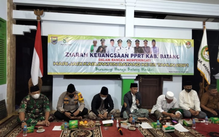 Peringati Hari Ulang Tahun ( HUT ) Batang ke 55, PPRT mengadakan Ziarah ke Makam Astana Pasekaran Batang, Jum'at ( 9/4/21 ) malam.