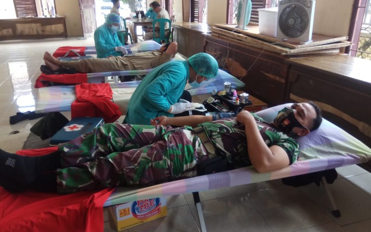 Danramil 07/Bandar Kapten Cpm Joko Wahyono beserta anggota mengikuti donor darah yang diselenggarakan oleh Palang Merah Indonesia (PMI) Kabupaten Batang, yang dilaksanakan di Aula Kecamatan Bandar,Kabupaten Batang ,Senin (12/4/2021)