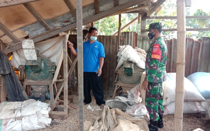 Babinsa Kelurahan Kwangen anggota Koramil 15/Gemolong Sertu Zaedi secara rutin dan berkesinambungan melaksanakan Komunikasi Sosial (Komsos) dengan warga masyarakat wilayah binaan, Selasa (13/4/2021).