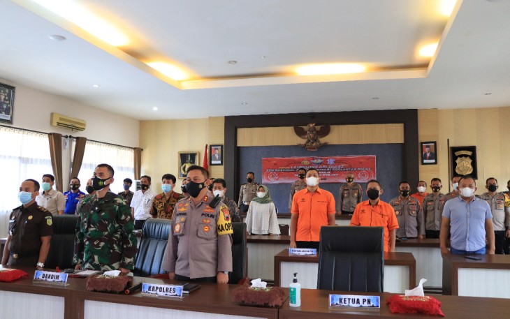 Kapolres Kendal AKBP Raphael Sandy Cahya Priambodo saat mengikuti peluncuran aplikasi SIM Nasional Presisi atau Sinar, Selasa 13 April 2021 secara virtual.