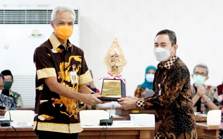 Bupati Pati ketika menerima penghargaan dari Gubernur Jateng