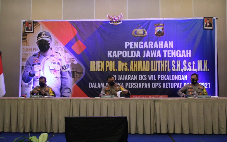 Bertempat di Hotel Santika Jl. Gajahmada No. 7 A Kramatsari Kec. Pekalongan Barat Kota Pekalongan telah dilaksanakan Pengarahan Oleh Kapolda Jateng Irjen Pol Drs. Ahmad Luthfi, S.H., S.S.T. M.K. dalam rangka Persiapan Ops Ketupat Candi 2021, Rabu (14/4/2021)