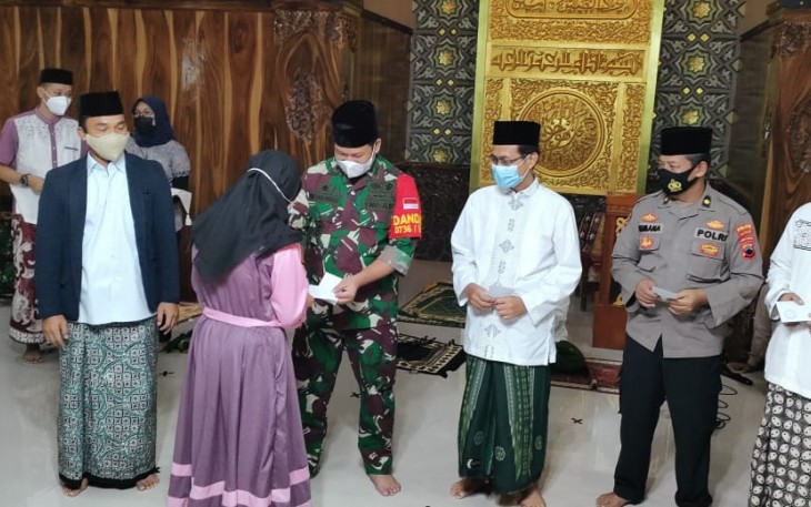 Komandan Kodim 0736/ Batang bersama Bupati Batang Wihaji serta Forkopimda kali ini melaksanakan shalat tarawih ukhuwah dimasjid Baitul Mukminin, Desa Sumurbanger, Kecamatan Tersono, Kabupaten Batang, Senin (19/4/21) malam.