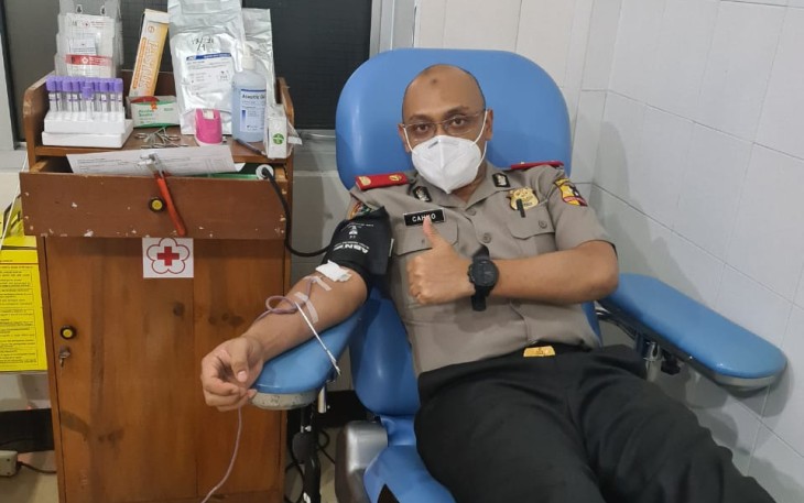 Sespimmen Lemdiklat Polri Dikreg ke 61 tahun 2021, Kompol Nur Cahyo Ari Prasetyo, S.H.,S.I.K., yang biasa di panggil Cahyo ini, meluangkan waktu untuk membantu sesama dengan mendonorkan darahnya, di Klinik Pratama PMI Kabupaten Wonosobo, Selasa (20/4/21).