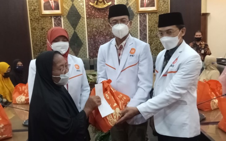 PKS Jatim Berbagai Kebahagiaan Dengan Kaum Dhuafa