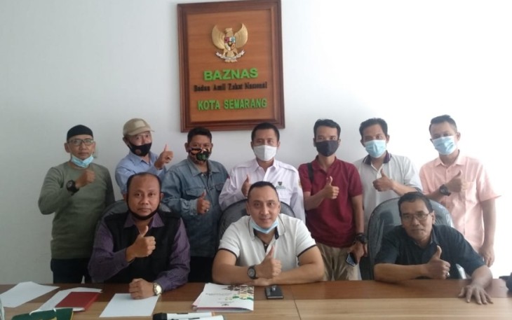 Ketua BAZNAS Kota Semarang  Arnaz Agung Andrarasmara, SE, MM, Ketua Pelaksana BAZNAS Kota Semarang Muhammad Asyhar, S.Sos.I.  foto bersama dengan pengurus harian Forum wartawan Lokal Jateng (FWLJ) Rabu 21/04/2021