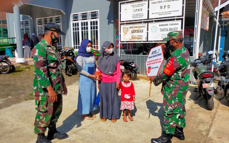 Koramil 06/Tersono Kodim 0736/Batang terus berikan himbauan kepada masyarakat tentang pentingnya memakai masker, mencuci tangan, menjaga jarak, hindari kerumunan serta mengurangi mobilitas. 