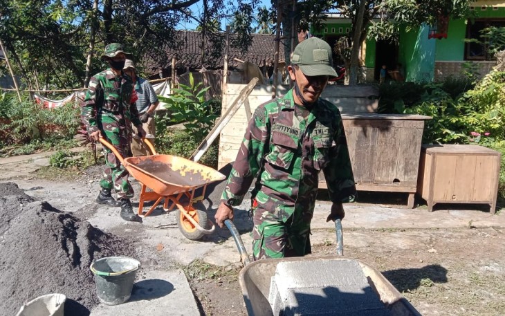 Anggota Koramil 11/Jambu kodim 0714/Salatiga membantu pembuatan rumah salah satu warga binaan di Krajan Atas Rt 01/02 Kelurahan Gondoriyo Kecamatan Jambu  Kabupaten Semarang Kamis 22-04-2021
