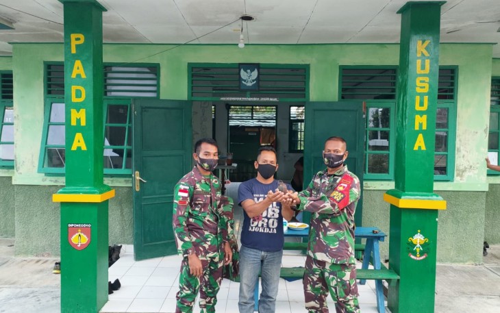 Satgas Pamtas RI-MLY Yonif 407/PK Anggota Pos Perumbang telah menerima satu buah Granat Nanas aktif secara sukarela dari masyarakat desa binaan, pada Kamis (22/04/2021)
