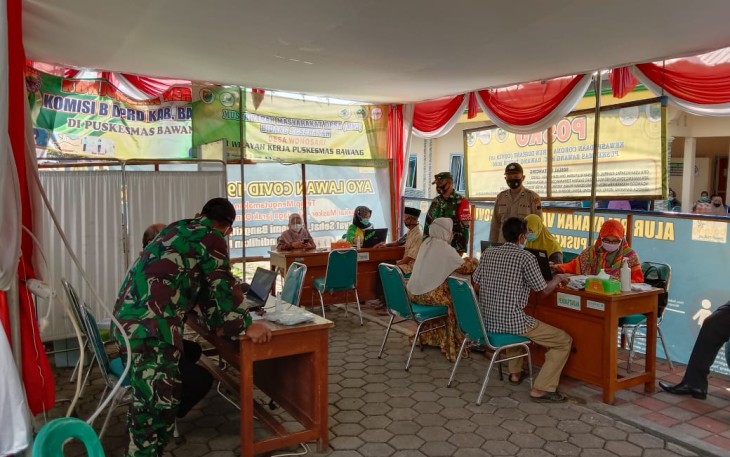 Babinsa Koramil 04/Bawang mendampingi serta memonitor kegiatan Vaksinasi Covid- 19 tahap I bagi para lansia di Puskesmas Bawang, Kecamatan Bawang, Kabupaten Batang, pada jumat (23/4/21)