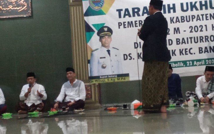 Bupati Batang Wihaji menggelar Tarawih Ukhuwah, di Masjid Baiturrokhim Desa Kalibalik, Kecamatan Banyuputih, Kabupaten Batang, Jumat (23/4/2021).