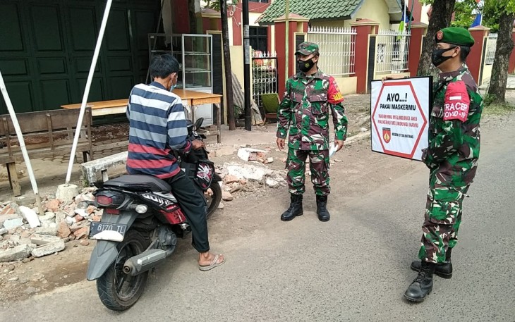 Anggota Koramil 10/Batang  melakukan operasi PPKM di Jalan Perintis Kemerdekaan, Kelurahan Watesalit, Kecamatan Batang, Kabupaten Batang, Minggu (25/4/21) pagi.