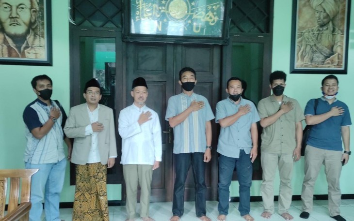 Ketua Pengurus Wilayah Nahdhatul Ulama (PWNU) Jawa Tengah Drs. H. Mohamad Muzamil foto bersama pengurus foto bersama di dikantornya yang beralamat Jl. Dr. Cipto Semarang, Selasa (27/04/2021).