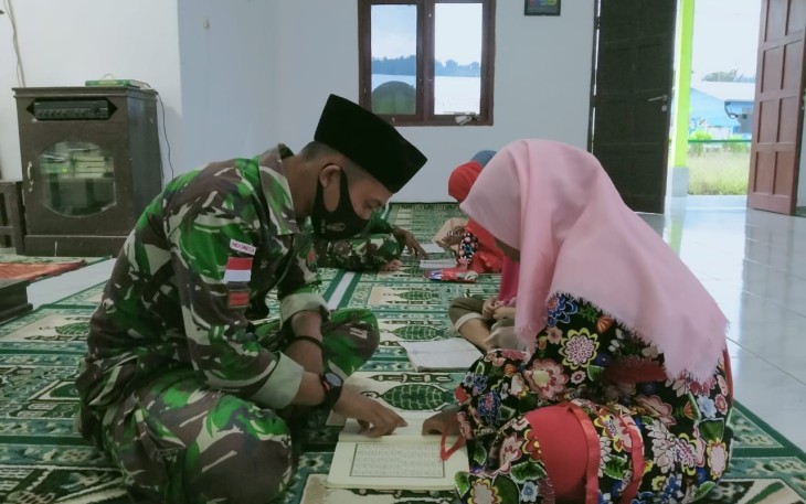 Anggota Pos Katuk Asam mengajarkan mengaji kepada anak-anak perbatasan RI-Malaysia yang berada di Dsn. Pondok Permanen, Ds. Kantuk Asam, Kec. Puring Kencana, Kab. Kapuas Hulu, Kalimantan Barat. Selasa (27/04/2021).