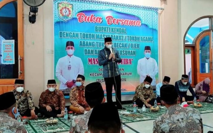 Bupati Kendal Dico M. Ganinduto, B.Sc pimpin rapat Koordinasi Optimalisasi peran Forkopimcam, Kades - Lurah, RT - RW dalam pelaksanaan PPKM  Berbasis Mikro jelang dan Pasca Hari Raya Idul Fitri 1442 Hijriyah di Pendopo Tumenggung Bahurekso, Rabu (28/4/2021).