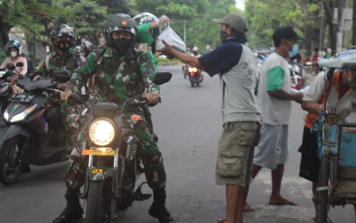 Dandim dan Ketua Persit bagikan takjil untuk masyarakat
