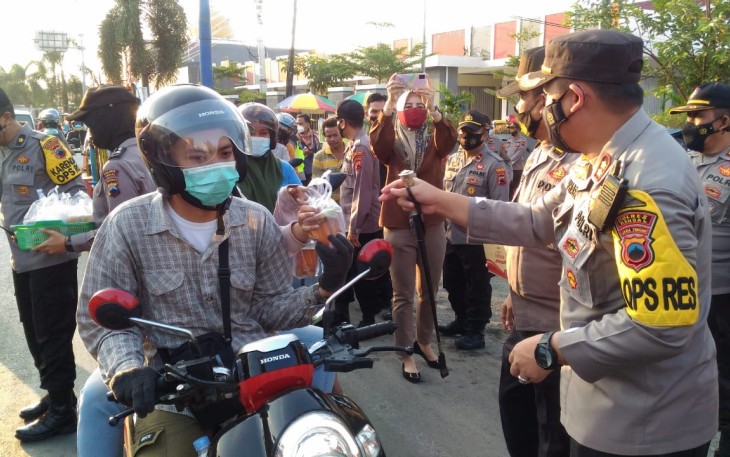 Kapolres Kendal AKBP Raphael Sandy Cahya Priambodo membagikan takjil di depan Mapolsek Kaliwungu Kamis 29 April 2021 sembari mengimbau masyarakat tetap patuhi protokol kesehatan.